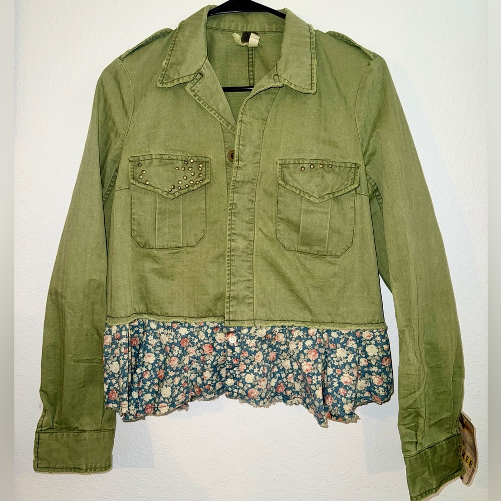 NWT women’s Boho We The Free brand Olive Green floral Ruffle Hem top Size XS
